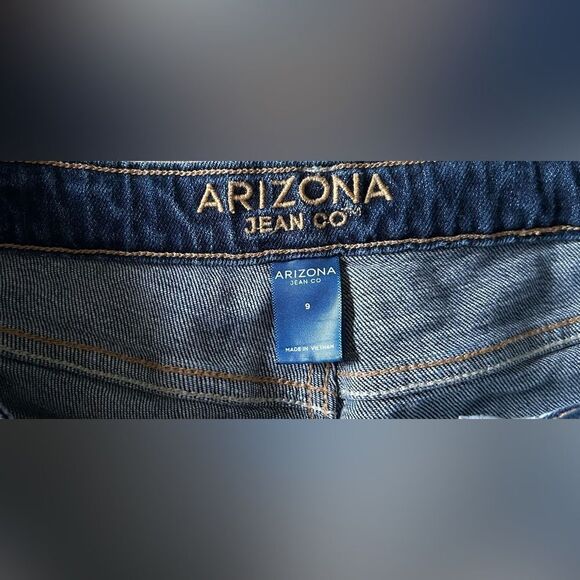 NWOT … ARIZONA JEAN CO. “Size: Juniors - 9” Denim Shorts - Picture 3 of 3